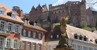 Blick vom Kornmarkt auf Schloss Heidelberg (Foto: Pellner/ Stadt Heidelberg)