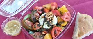 Bunter Tomatensalat mit cremiger Burrata & gerösteten Pienenkernen