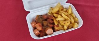 Currywurst (Bio Putenbratwurst) mit Kartoffelspalten