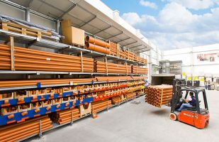 DRIVE IN ARENA: BAUHAUS Mitarbeiter beim bedienen eines Gabelstaplers