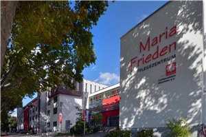 Blick auf das Maria Frieden Pflegezentrum von außen